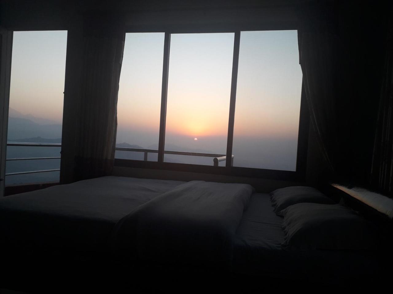 Himalayan Crown Lodge โพคารา ภายนอก รูปภาพ
